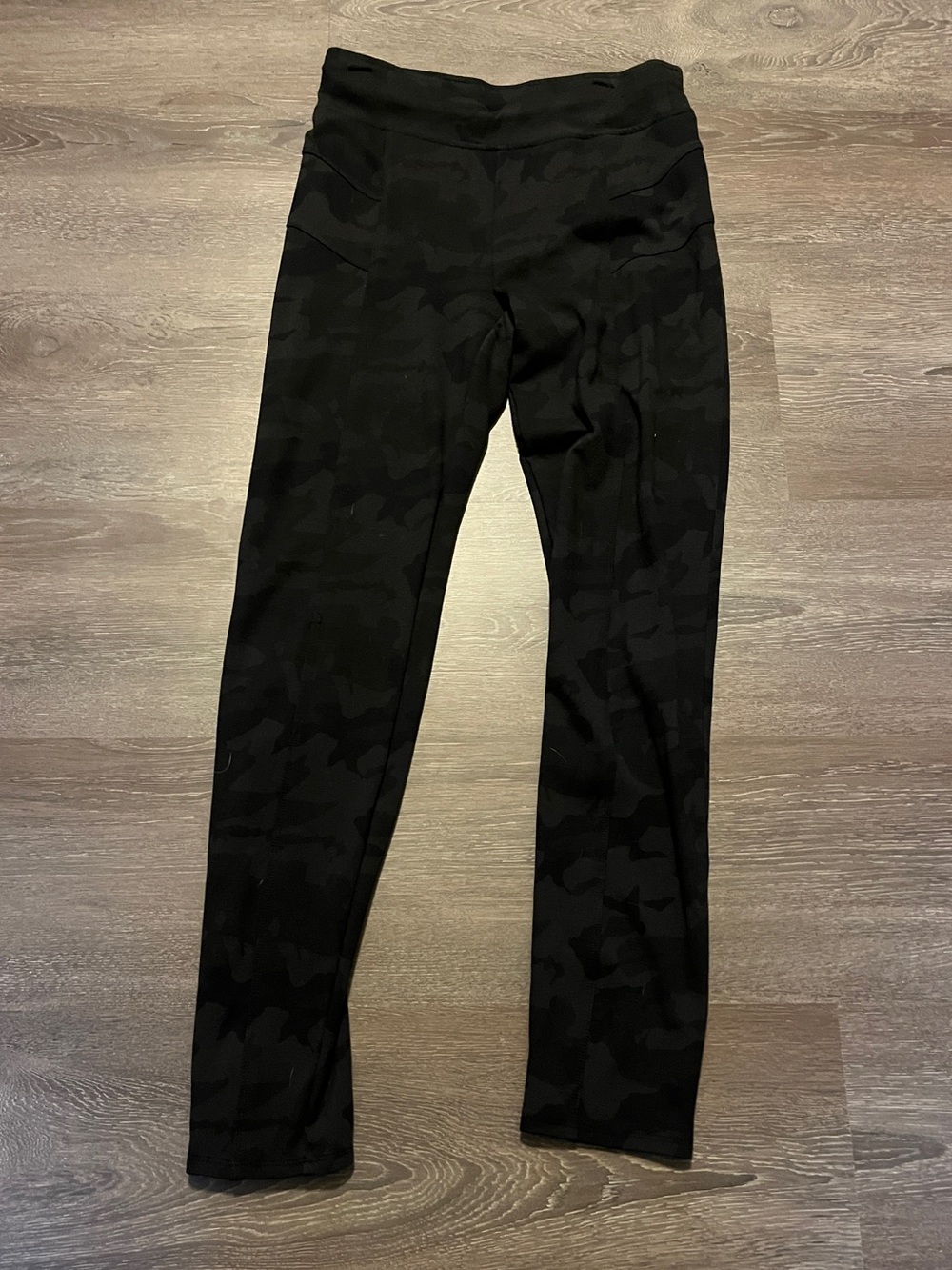 New York & Company Camo High-Waist Leggings size small with phone pockets